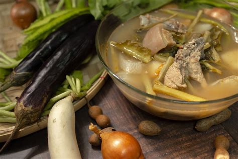  Sinigang na Baboy: A Symphony of Sour and Savory Flavors Takes Your Taste Buds on an Adventure!