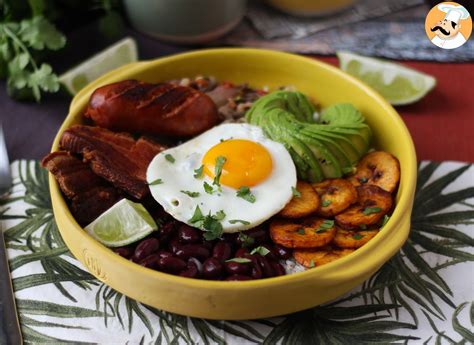  Bandeja Paisa:  A Symphony of Flavors and Textures Exploding on Your Palate